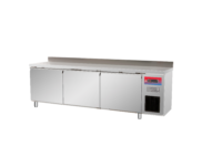 Mesa Bajo Mostrador Refrigerada 3 Puertas 2500x600x950mm con Peto Gasfrit GFH113 hostelería profesional — vista lateral