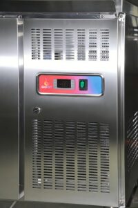 Mesa Bajo Mostrador Refrigerada 4 Puertas 2230x700x850mm con Peto Gasfrit GF055 hostelería profesional — detalle