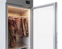 Interior armario madurador Dry Aging Infrico AGB701MDA con carne de vacuno colgando