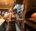 Horno pizza profesional ADLER con pizza en piedra refractaria