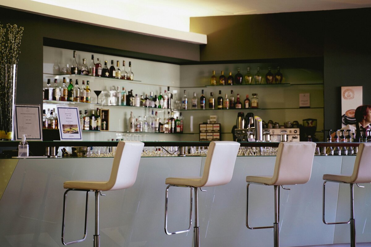 Equipamiento profesional de barra: lavavasos y botellero refrigerado en bar abierto en 2026