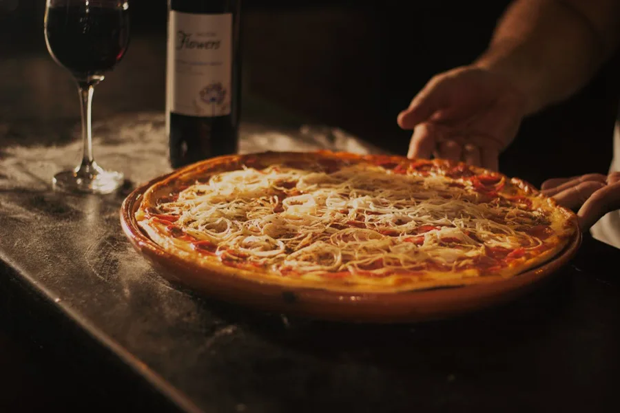 Pizza artesana recién horneada