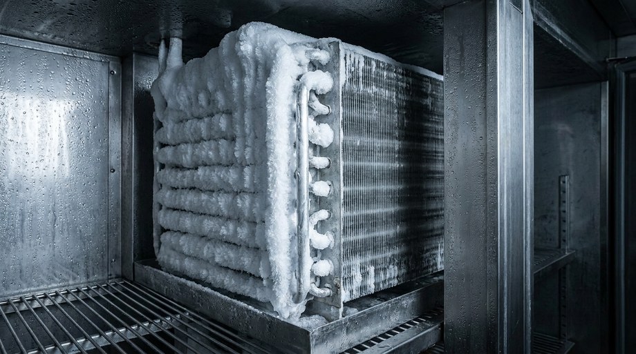 Evaporador de cámara frigorífica con escarcha y hielo acumulados sobre las serpentinas