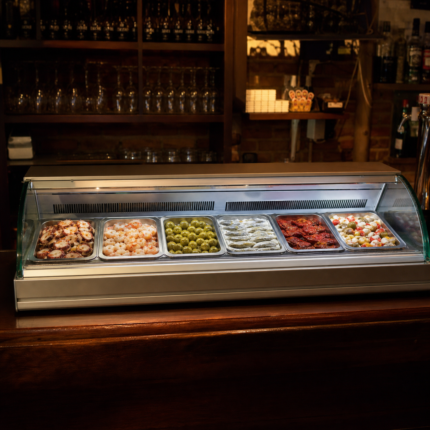 Vitrinas de tapas en un ambiente profesional