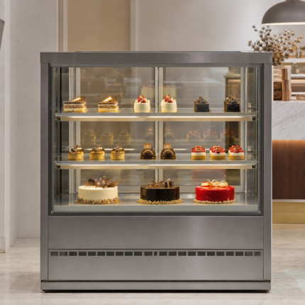 Vitrinas pasteleras en un ambiente profesional