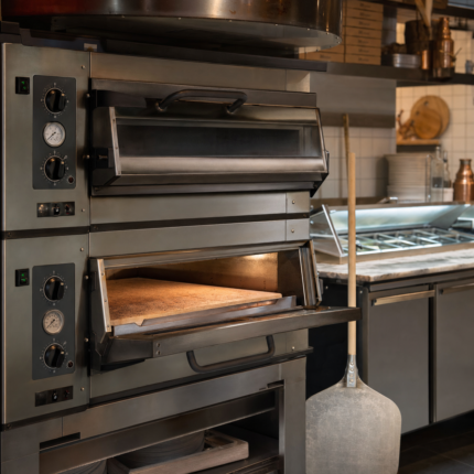 Hornos de pizza en un ambiente profesional
