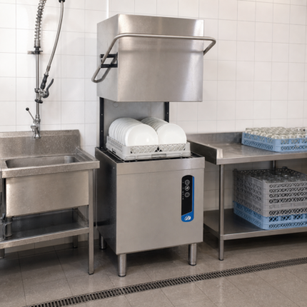 Lavavajillas y Lavavasos en cocina profesional — MRA Hostelería