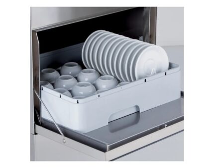 Cesta del FAST 50 cargada con platos y tazas